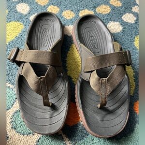 KEEN SOLR men’s toe post sandal. Size 12. Hiking beach outdoor Gorpcore green